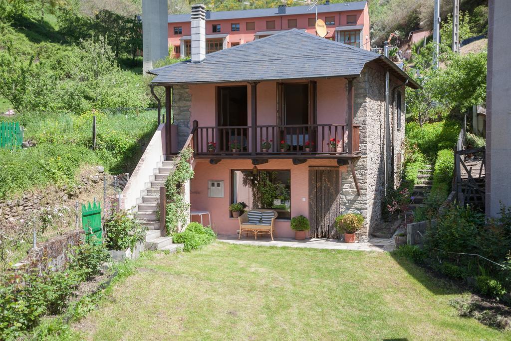 Gasthaus Casa Rural Pandelo Vega de Valcarce Exterior foto